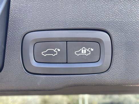 Used 2023 Volvo XC60 B5 Ultimate image 13