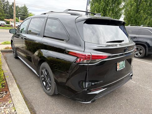Used 2025 Toyota Sienna XSE w/ XSE Premium Package AWD/4WD image 6