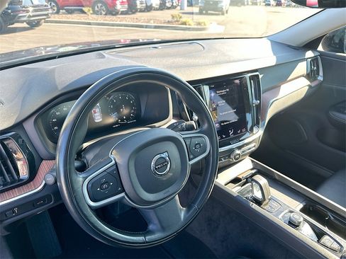 Used 2022 Volvo S60 B5 Momentum w/ Premium Package image 10