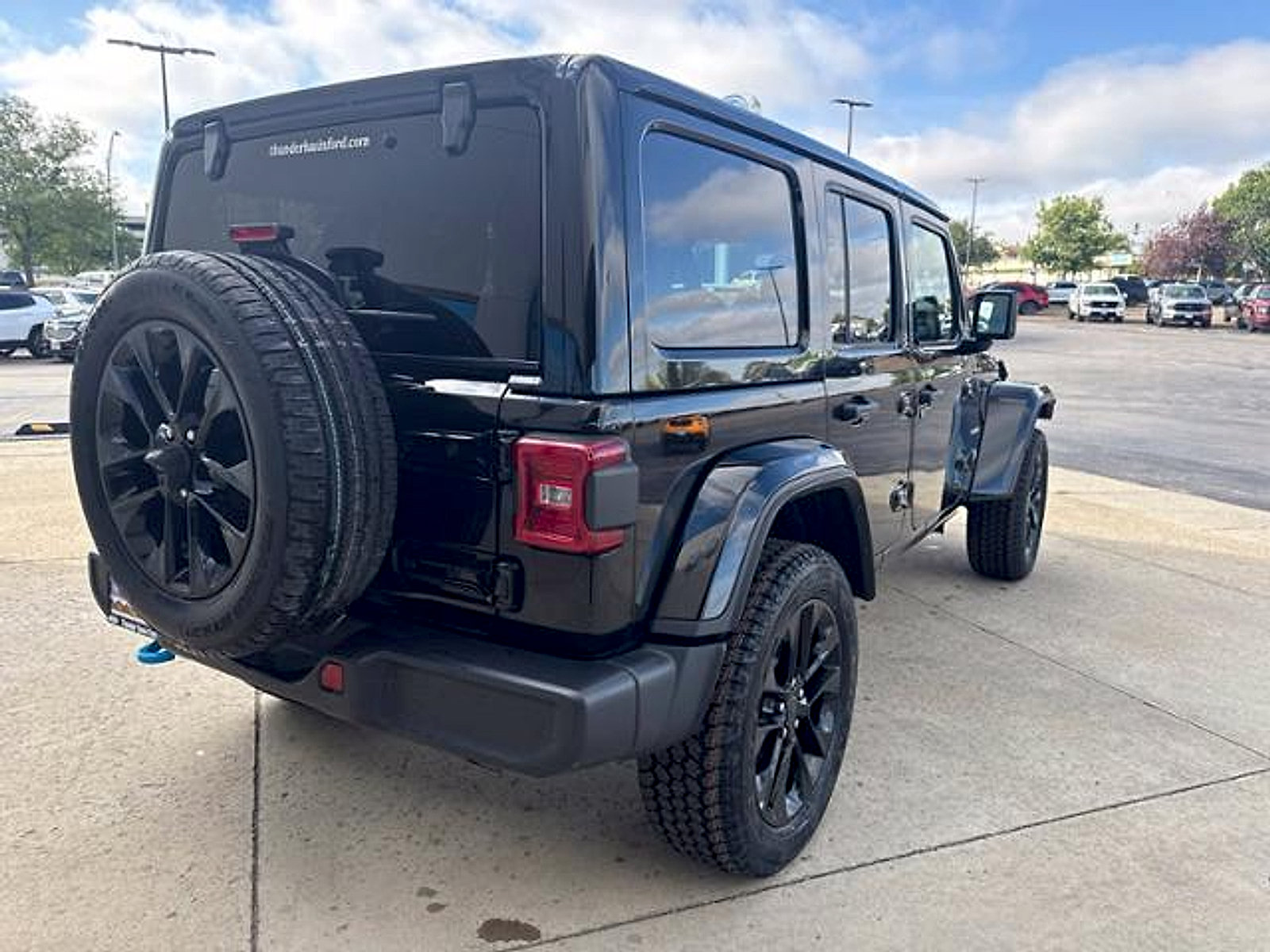 Used 2024 Jeep Wrangler Unlimited Sahara AWD/4WD image 5
