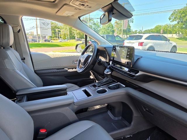 Used 2024 Toyota Sienna XLE w/ XLE Plus Package AWD/4WD image 11