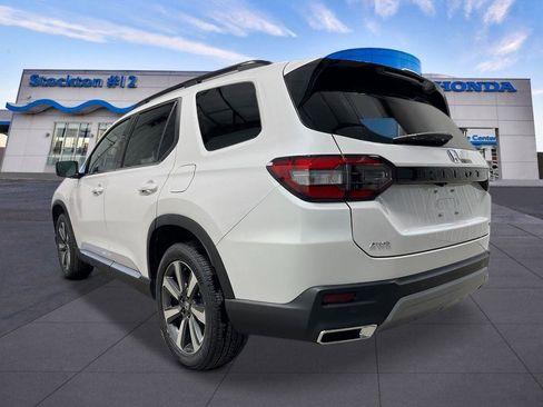 New 2025 Honda Pilot Touring image 3