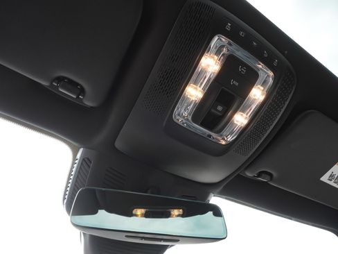 Used 2023 Mercedes-Benz GLB 250 4MATIC w/ Premium Package image 33