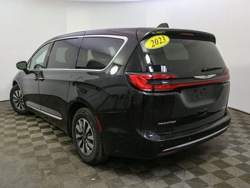 Used 2023 Chrysler Pacifica Limited image 7