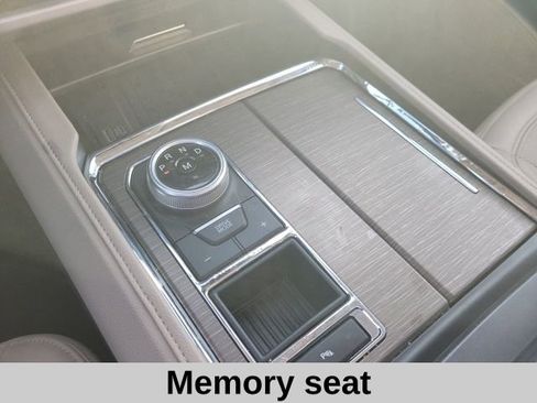 Used 2024 Ford Expedition Limited image 10