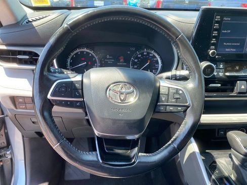 Used 2020 Toyota Highlander XLE AWD/4WD image 22