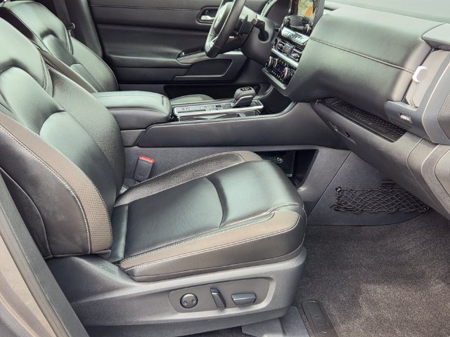Used 2025 Nissan Pathfinder SL w/ SL Premium Package FWD image 19