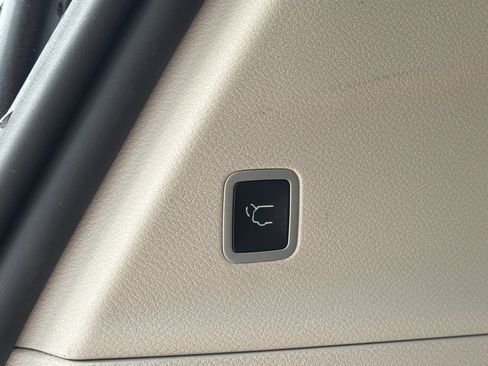 Used 2023 Chrysler Pacifica Touring-L FWD image 27