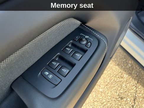 Used 2022 Volvo XC60 B6 R-Design image 15