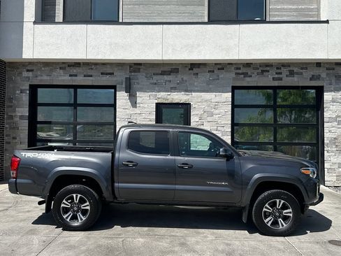 Used 2017 Toyota Tacoma TRD Sport w/ Tow Package (A/T) AWD/4WD image 2