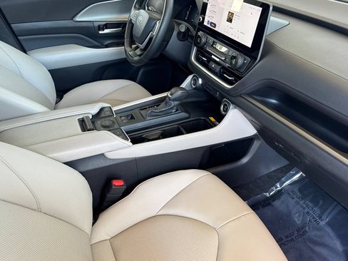 Certified 2024 Toyota Grand Highlander AWD image 21