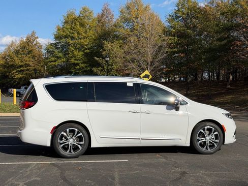 New 2026 Chrysler Pacifica Pinnacle image 6