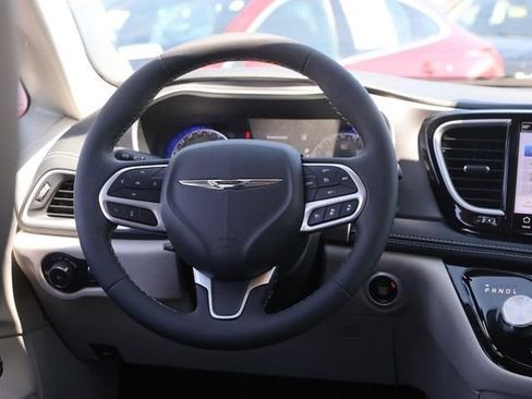Used 2023 Chrysler Pacifica Touring-L w/ Uconnect Theater Family Group AWD/4WD image 25