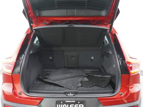 Used 2019 Volvo XC40 T5 Momentum AWD/4WD image 16