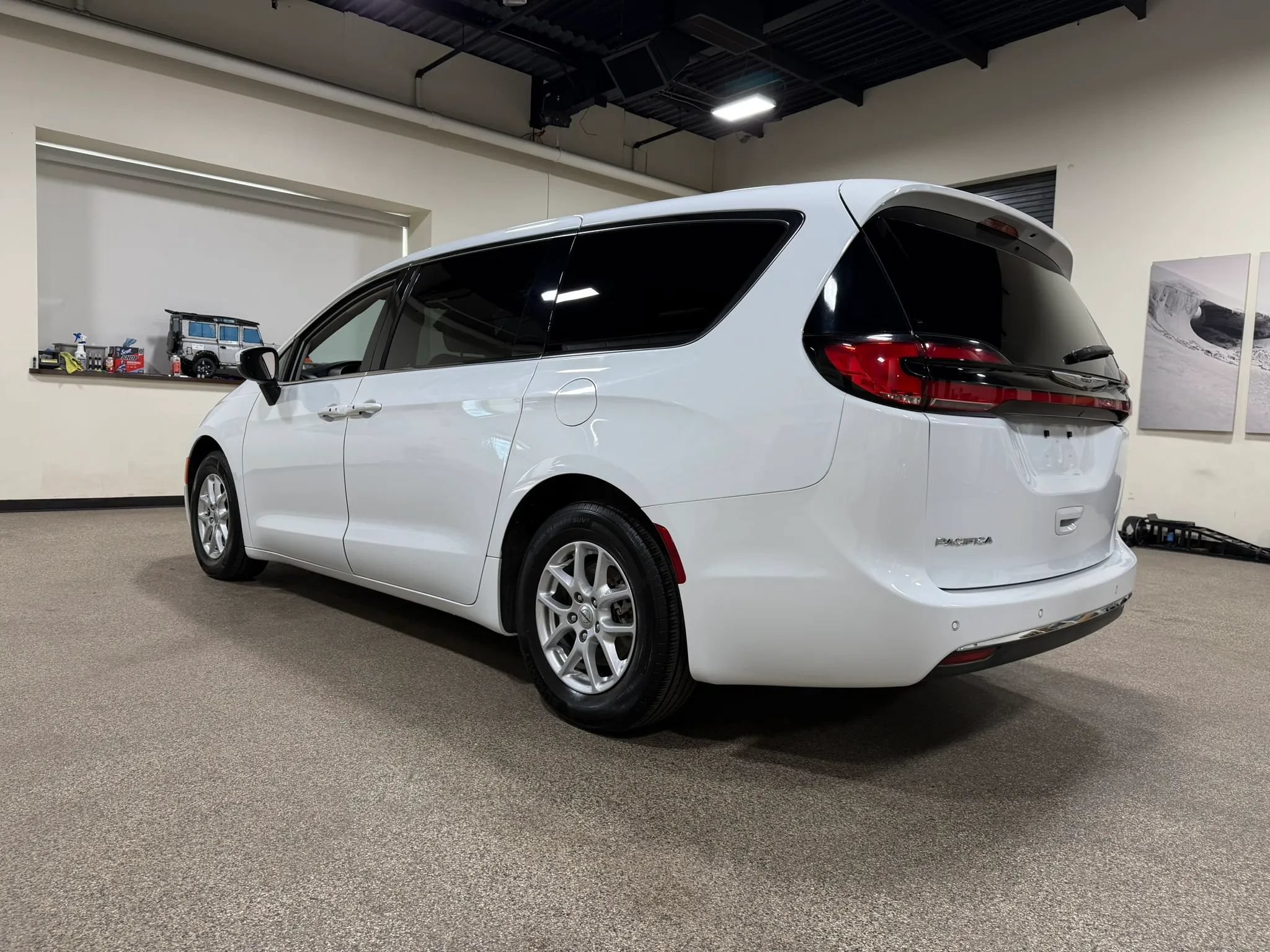 Used 2023 Chrysler Pacifica Touring-L FWD image 7