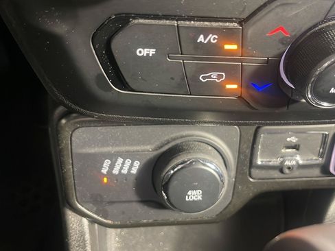 Used 2023 Jeep Renegade Latitude w/ Premium Group AWD/4WD image 28