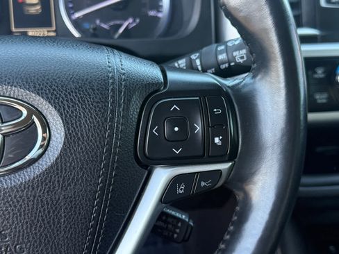 Used 2019 Toyota Highlander SE image 17