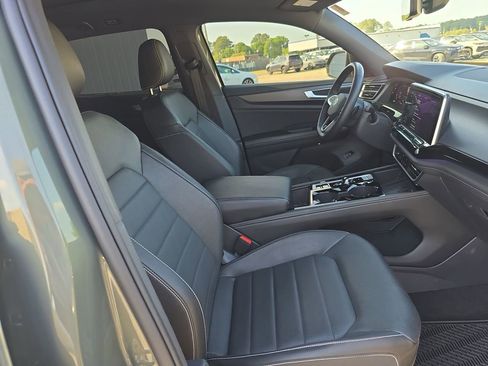 Used 2025 Volkswagen Atlas Cross Sport SEL R-Line AWD/4WD image 10