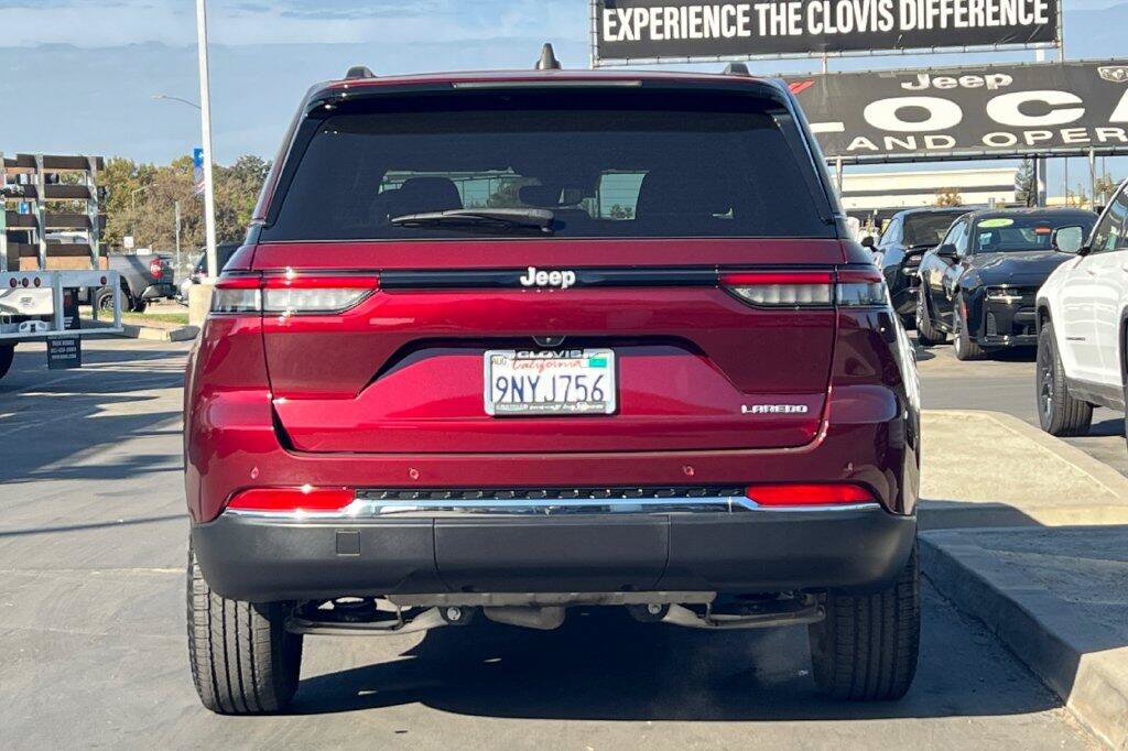 Used 2024 Jeep Grand Cherokee Laredo w/ Luxury Tech Group I RWD image 5