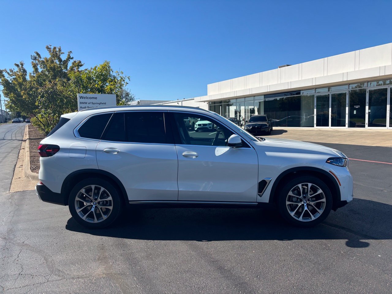 Used 2026 BMW X5 xDrive40i w/ Executive Package AWD/4WD image 2