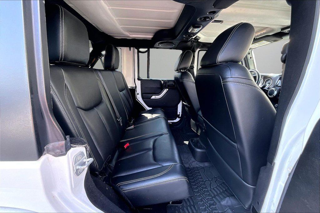 Used 2014 Jeep Wrangler Unlimited Sahara w/ Connectivity Group AWD/4WD image 23