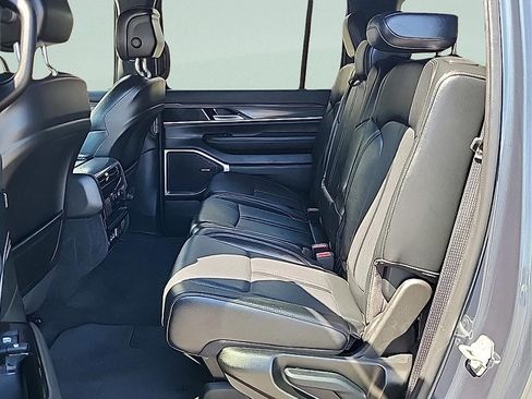 Used 2024 Jeep Wagoneer L Series II w/ Flexible Seating Group AWD/4WD image 12