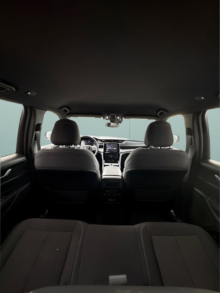 Used 2024 Jeep Grand Cherokee Laredo RWD image 16
