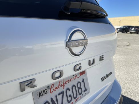 Used 2024 Nissan Rogue SV w/ SV Premium Package image 10