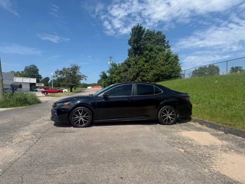 Used 2021 Toyota Camry SE FWD image 3