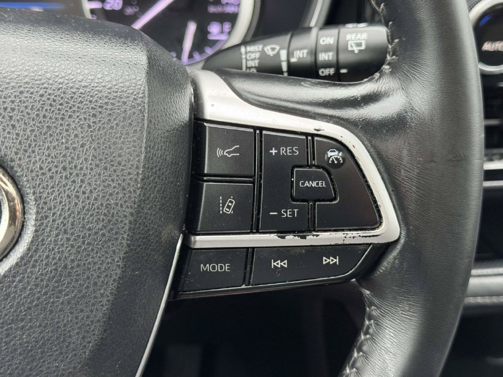 Used 2022 Toyota Highlander XSE FWD image 11