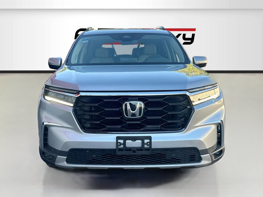 Used 2025 Honda Pilot Touring image 2