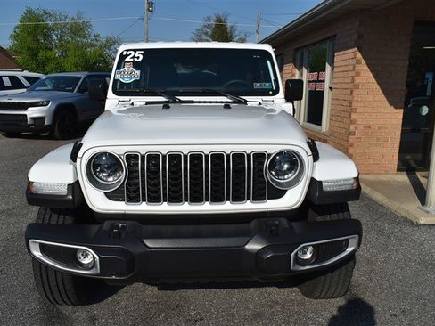 Used 2025 Jeep Wrangler Unlimited Sahara image 7