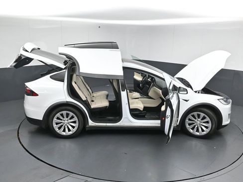 Used 2018 Tesla Model X 75D image 46