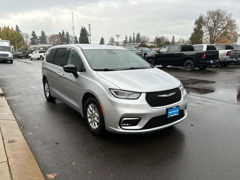 Certified 2024 Chrysler Pacifica Touring-L image 7