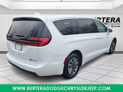 Used 2022 Chrysler Pacifica Touring-L FWD image 6