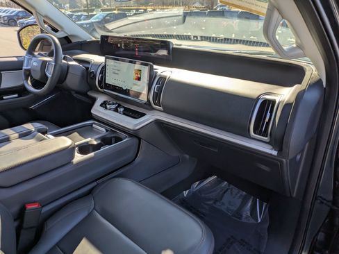 Certified 2025 Ford Expedition Active image 36