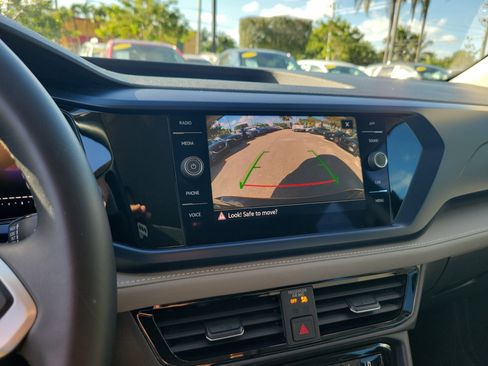 Used 2024 Volkswagen Taos SE image 16