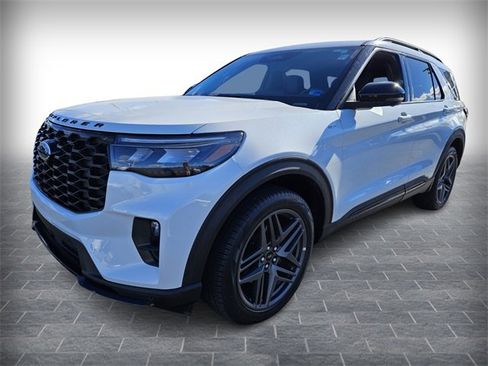 Used 2025 Ford Explorer ST-Line w/ ST-Line Street Pack image 3