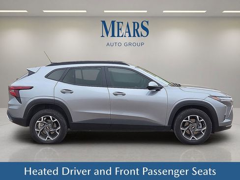 Used 2025 Chevrolet Trax LT w/ LT Convenience Package image 7