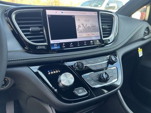 New 2026 Chrysler Pacifica Limited image 24