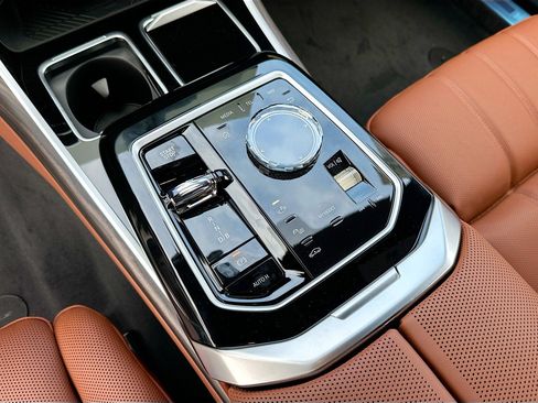 New 2025 BMW i7 xDrive60 image 32