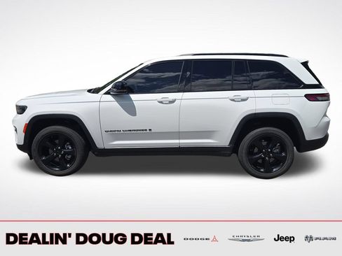 Used 2023 Jeep Grand Cherokee Altitude AWD/4WD image 3