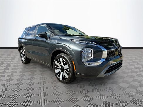 New 2025 Mitsubishi Outlander SE image 3