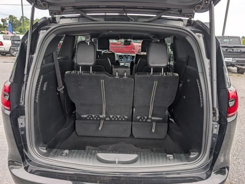 Used 2025 Chrysler Pacifica Select FWD image 13