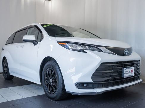 Used 2023 Toyota Sienna LE FWD image 1