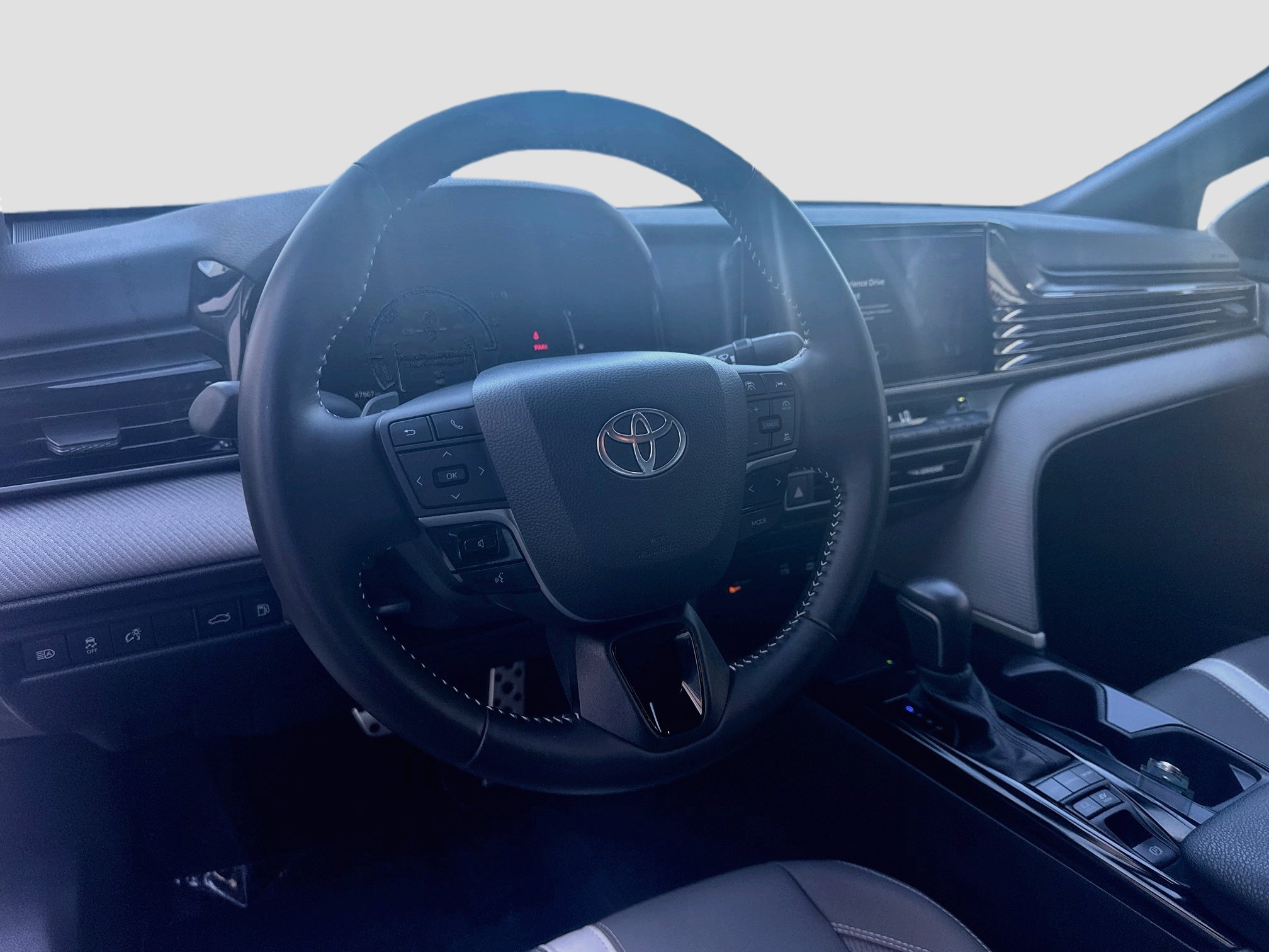 Used 2025 Toyota Camry SE w/ Convenience Package FWD image 9