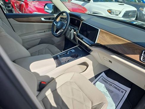 Used 2025 Volkswagen Atlas SE image 13