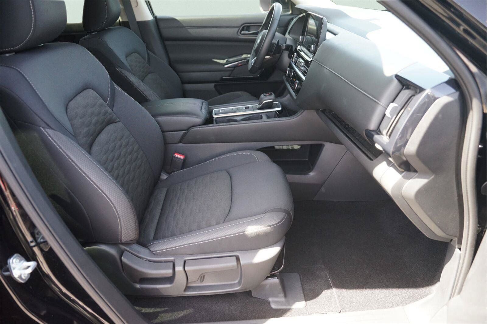 Used 2025 Nissan Pathfinder SV FWD image 20