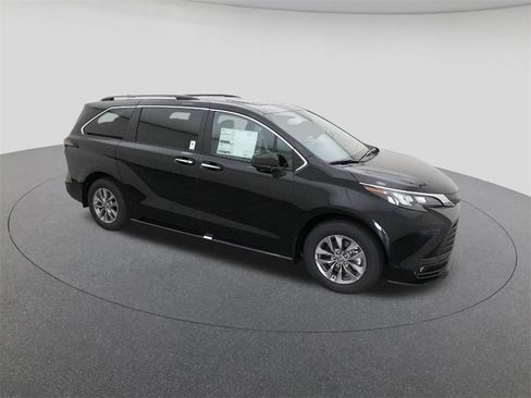 New 2026 Toyota Sienna XLE image 12