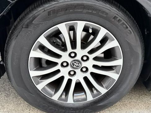 Used 2018 Toyota Sienna XLE image 32